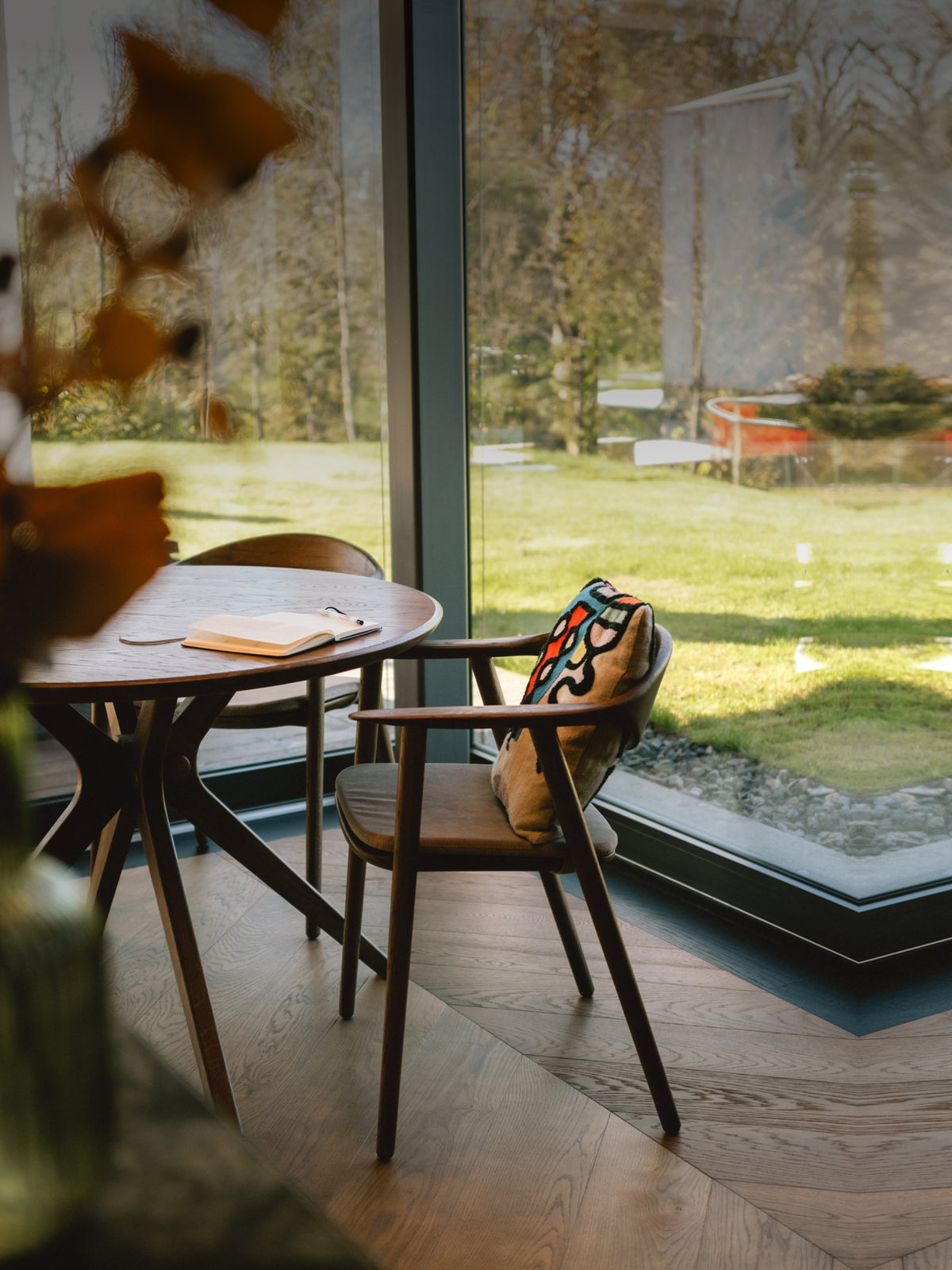 Banner ARTISANAL
CHAIRS AND 
TABLES WITH 
TIMELESS DESIGN
